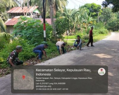 Babinsa Serma Agus Taufik Bersama Warga Gotong Royong Bersihkan Jalan Umum di Pantai Harapan