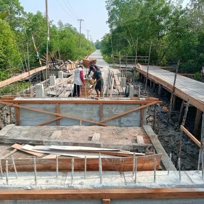 Babinsa Sertu Ansyari berjibaku dalam proses mempercepat  pembangunan jembatan garuda