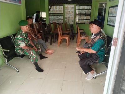 Babinsa Sugie Ingatkan Warga, Puntung Rokok Bisa Picu Kebakaran Hutan