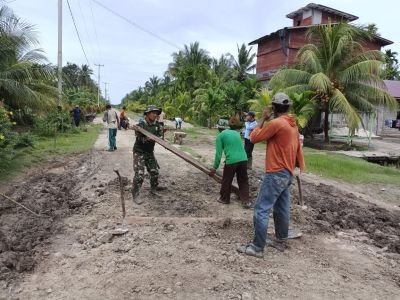 Babinsa Suka Damai Bersama Warga Gelar Gotong Royong di Jalan Poros Desa