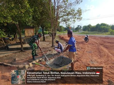 Babinsa Tembeling Tanjung Bersama Warga Laksanakan Gotong Royong Program Rutin.