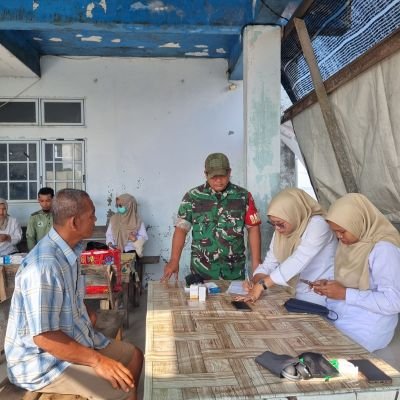 Babinsa Ungar Kawal Pengobatan Gratis untuk Warga Pelabuhan Alai