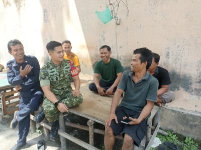 Bangun Kedekatan dengan Warga, Babinsa Koramil 06/Sukajadi Perkuat Komunikasi Lewat Komsos Santai