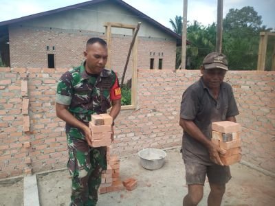 Bukti Kemanunggalan TNI Dengan Rakyat Babinsa Koramil 06 Siak Hulu Bantu Bangun Rumah Warga