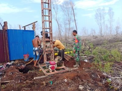 Cegah Karhutla, Babinsa Kodim 0320/Dumai Dampingi Pembuatan Sumur Bor di Lahan Rawan Kebakaran