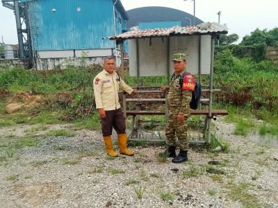 Cegah Karhutla, Babinsa Koramil 07/Tenayan Raya Bersama Warga Intensifkan Patroli di Industri Tenaya