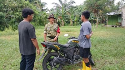 Cegah Karhutla di Meranti Pandak, Babinsa Koramil 01 Rumbai Tingkatkan Patroli Wilayah