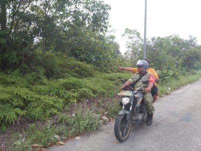 Cegah Karhutla di Rumbai Timur, Babinsa Koramil 04/Lph Gencarkan Patroli dan Edukasi Warga