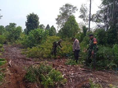Cegah Karhutla Sejak Dini, Babinsa Koramil 02/Tebing Tinggi Bersama Warga Patroli di Tanjung Samak