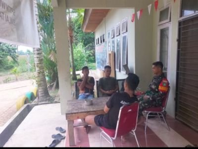 Cegah Penyalahgunaan Narkoba, Babinsa Koramil 06/Cerenti Komsos Bersama Pemuda Desa