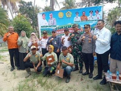 Danramil 04/Tebing Turun ke Lahan, Dorong Gerakan Pangan Lewat Tanam Padi