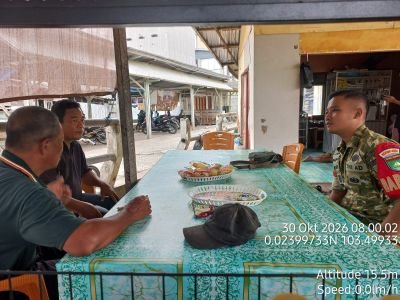 Dengan Keakraban, Babinsa 08/Mandah Komsos Dengan Warga Binaan