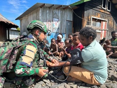 Di Balik Tugas Negara, Satgas Yonif 136 Peduli Kesehatan Warga Papua