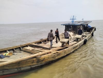 Distribusi Material Tak Surut, Babinsa Kawal Pembangunan Jembatan Garuda di Sungai Gayung Kiri