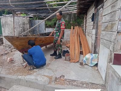 Babinsa Senayang Bantu Nelayan Perbaiki Perahu Pompong di Lingga