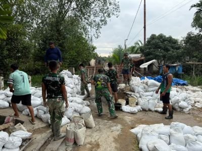 GOTONG ROYONG PEMBUATAN JEMBATAN MERAH PUTIH, KORAMIL 05/GAS HADIR BANTU MASYARAKAT