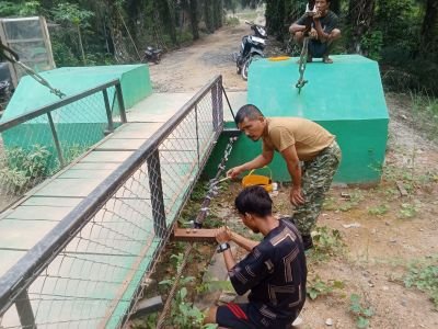 Jaga Kekuatan Konstruksi, Jembatan Gantung Garuda Rantau Langsat Dirawat Dengan Pengolesan Gemuk