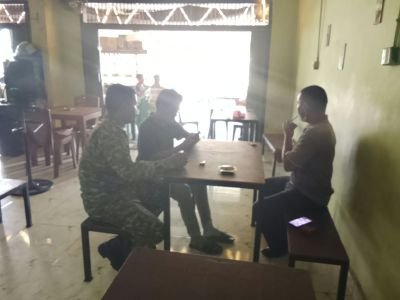 Jalin Keakraban, Sertu Yeskeni Malau Komsos Bersama Warga Danau Rambai