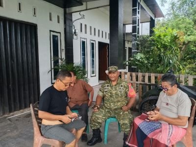 Jalin Kedekatan dengan Warga, Babinsa Sialang Munggu Perkuat Komunikasi dan Kepedulian Lingkungan