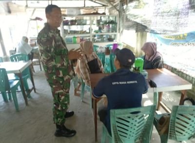 jalin-komunikasi-sosial-serka-agung-sambangi-warga-terkait-pemadaman-listrik