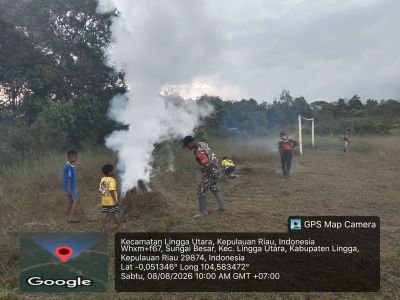 Jelang Sungai Besar Cup III 2026, Babinsa dan Warga Gotong Royong Bersihkan Lapangan Sepak Bola