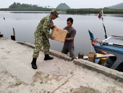 Kegiatan Babinsa Koramil 06/Serasan Serka Y.Chaniago membantu warga binaan membongkar barang kebutuh
