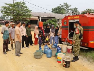 Kodim 0301/Pekanbaru Salurkan 5.000 Liter Air Bersih untuk Warga Muara Fajar Timur
