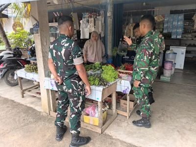 Kompi Senapan A Yonif TP 850/SC Cek Stabilitas Harga Sembako di Pranap
