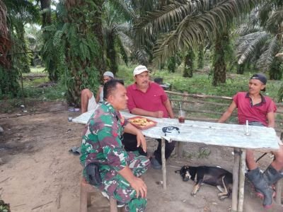 Koptu Irwan Jalin Komsos Bersama Warga Saat Sarapan Pagi Sebelum Berangkat ke Kebun