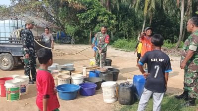 Koramil 03/Kundur Salurkan Air Bersih untuk Warga Paya Togok