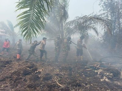 Koramil 04 Kubu Bersama Tim Gabungan Berjibaku Padamkan Api di Palika