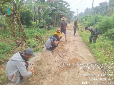 Mantapkan Kemanunggalan, Babinsa Koramil 02/TM Bersama Warga Karya Bhakti Perbaiki Jalan Lintas Enok