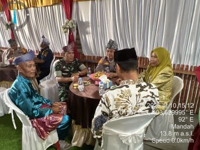 Menghadiri Resepsi Pernikahan Putra Kepala Desa Belaras Babinsa Koramil 08/MDH Sambil Pererat Hubung