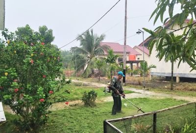 Minggu Pagi, Babinsa Koramil 10/Pelangiran Serma Sugianto Turun Langsung Membersihkan Pangkalan