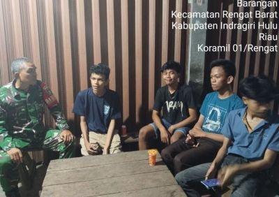 Pastikan Keamanan Warga, Babinsa 01/Rengat Patroli Malam hari di wilayah Binaan