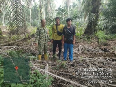 Patroli Tapal Batas Digencarkan, Babinsa 03/Tempuling Lindungi Warga dari Dampak Karhutla