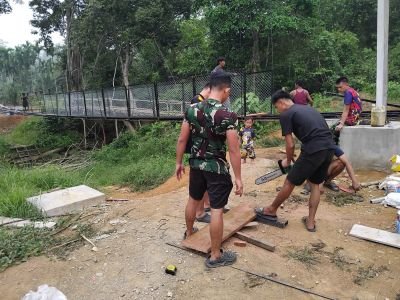 Pembangunan Jembatan Gantung Talang Perigi Berlanjut, Pekerja Potong Papan Jembatan