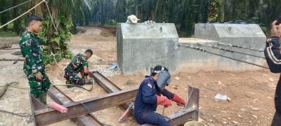 Pembangunan Jembatan Perintis Garuda Terus Berlanjut, Satgas Kodim 0302/Inhu Fokus Pengelasan Tiang