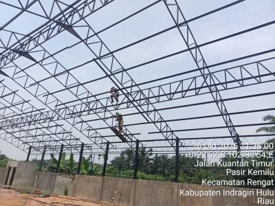 Pembangunan KDKMP Pasir Kemilu Berlanjut, Pemasangan Gording Mulai Dikerjakan