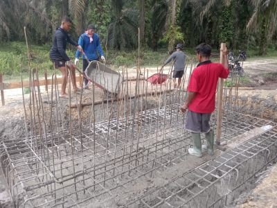 Pengerjaan pondasi abutmen terus dikebut meski cuaca hujan dan kondisi jalan licin
