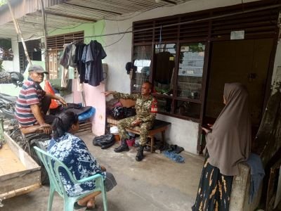 Pererat Kedekatan dengan Warga, Babinsa Koramil 06/Sukajadi Ajak Masyarakat Peduli Lingkungan