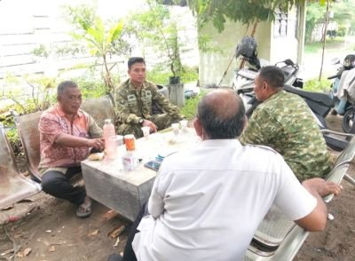 Pererat Kemanunggalan TNI dan Rakyat, Babinsa Koramil 06/Sukajadi Bangun Komunikasi Lewat Obrolan