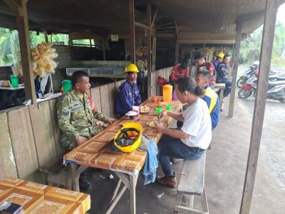 Perkuat Keamanan Wilayah, Babinsa Tuah Negeri Ajak Warga Peduli Lingkungan dan Waspada Karhutla