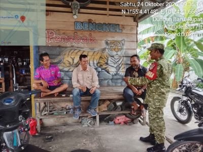 Perkuat Kedekatan dengan Warga, Babinsa Koramil 04/Rupat Bangun Kebersamaan Lewat Komsos di Desa