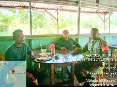 Perkuat Ketahanan Wilayah Maritim, Babinsa Koramil 06/Senayang Edukasi Nelayan Hadapi Cuaca Ekstrem