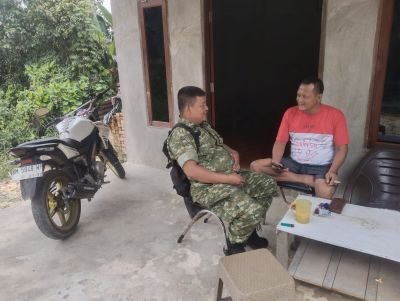 Perkuat manunggal TNI dan Rakyat, Babinsa Koramil 08/Rumbai Barat Ajak Warga Peduli Keamanan Lingk