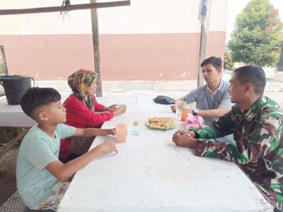 Perkuat Silaturahmi dengan Warga, Babinsa Koramil 02/Kota Bangun Komunikasi Humanis di Warung