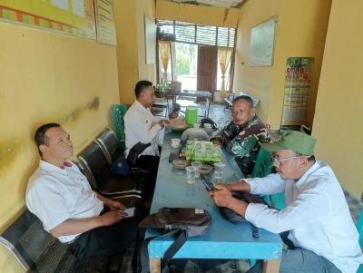 Perkuat Sinergi Babinsa Koramil 10/Pelangiran Bersama Staf Kecamatan Bergerak Cegah Bahaya Karhutla