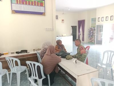 Perkuat Sinergi dengan Pemerintah Desa, Babinsa Koramil 02/Tebing Tinggi Gelar Komsos di Desa Bantar