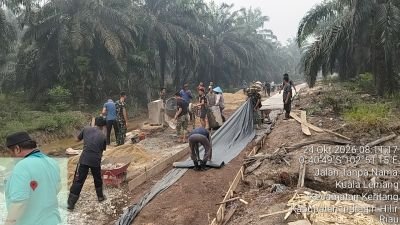 Personel TNI Satgas TMMD dan Warga Kompak Gotong Royong Kerjakan Semenisasi Jalan di Kuala Lemang